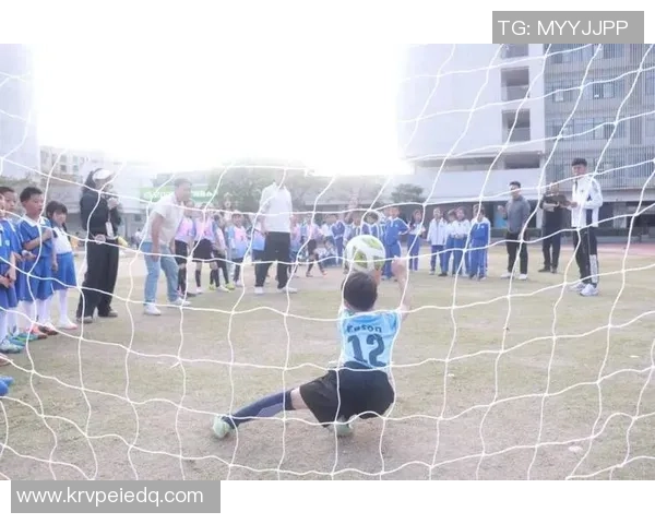 小孩心中的足球梦追逐明星的脚步与激情